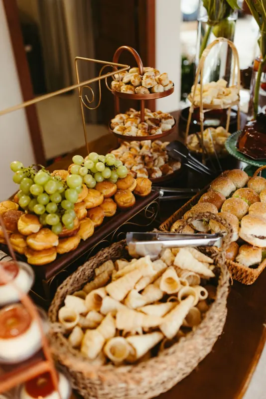 Cesta de doces e pães no buffet