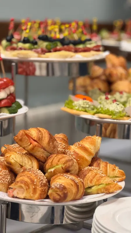 Croissants em suporte de buffet