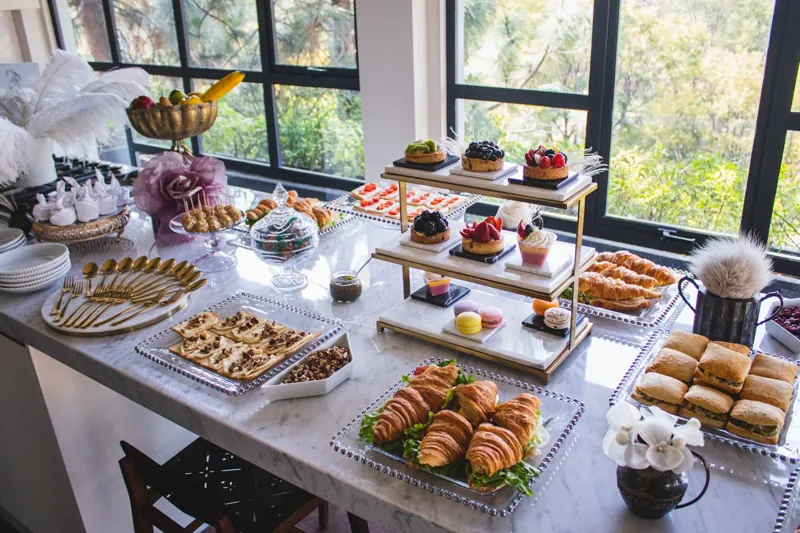 Buffet de doces perto da janela
