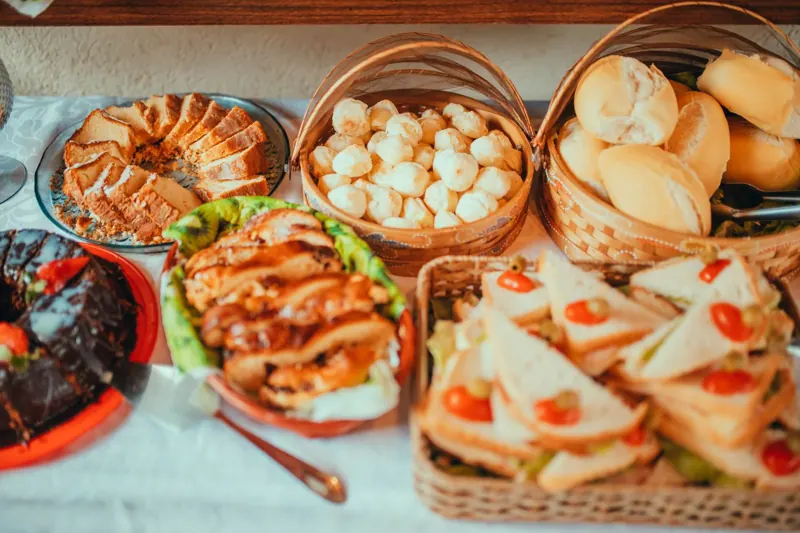 Pães e sanduíches em cestas